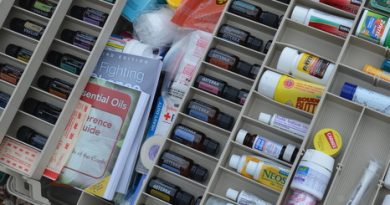 What You Need In First Aid Kits With Printable Checklist| via www.foodstoragemoms.com