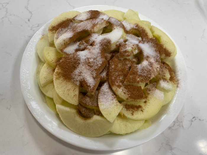 Sprinkle the apple with Cinnamon Sugar