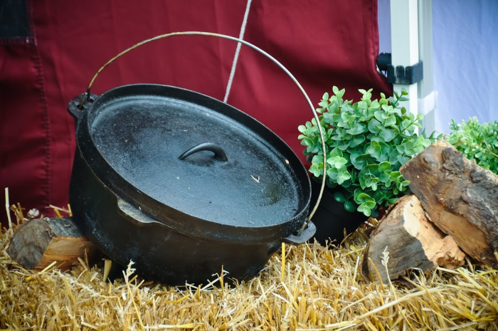 Lodge 8-Quart Dutch Oven - Large Cast Iron Dutch Oven Perfect for Camp Fire  Cooking