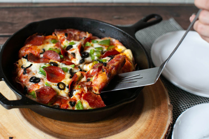 How To Make the Perfect Pizza in Your Cast Iron Pizza Pan