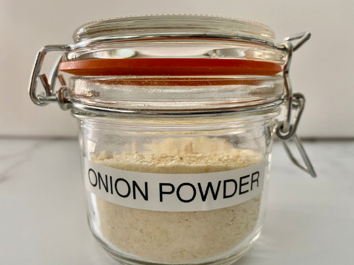 Onion powder in a jar