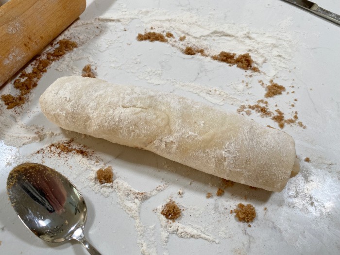 Roll the dough into a tube shape